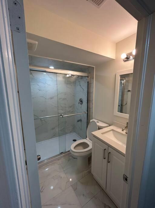 2 Bedroom Private Apartment With Private Entrance Брамптън Екстериор снимка