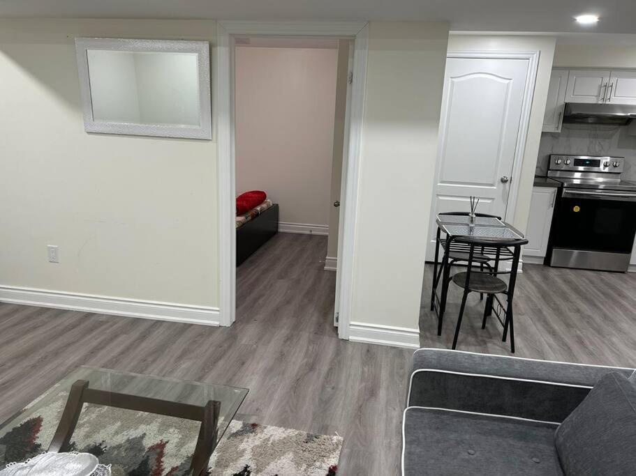 2 Bedroom Private Apartment With Private Entrance Брамптън Екстериор снимка