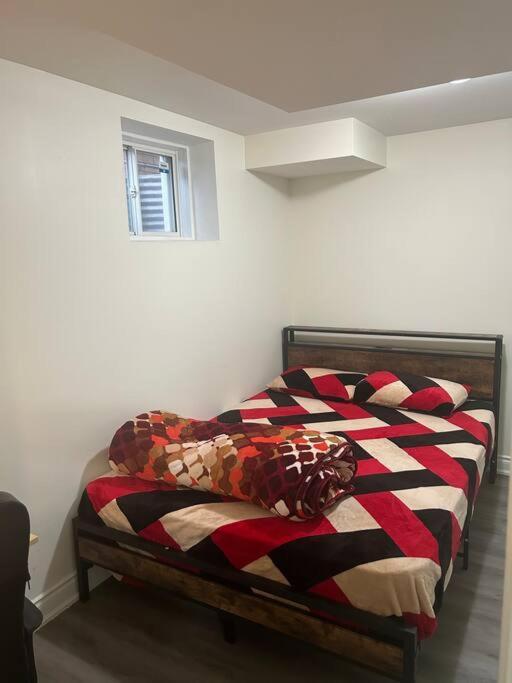2 Bedroom Private Apartment With Private Entrance Брамптън Екстериор снимка
