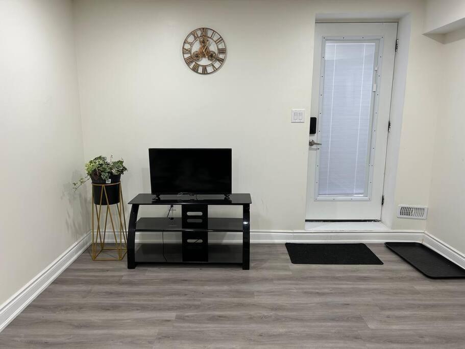 2 Bedroom Private Apartment With Private Entrance Брамптън Екстериор снимка
