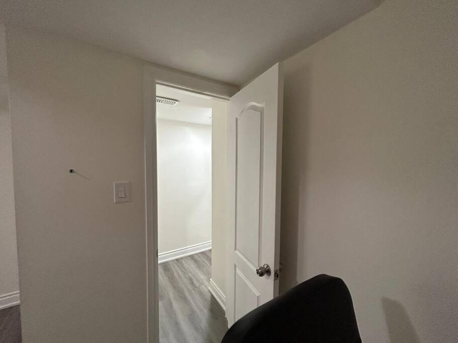 2 Bedroom Private Apartment With Private Entrance Брамптън Екстериор снимка