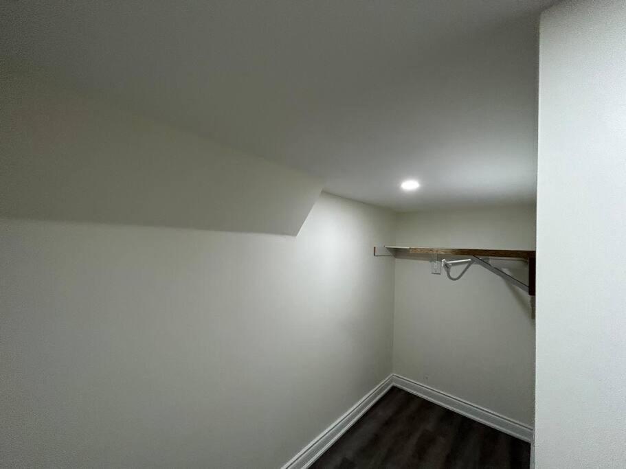 2 Bedroom Private Apartment With Private Entrance Брамптън Екстериор снимка