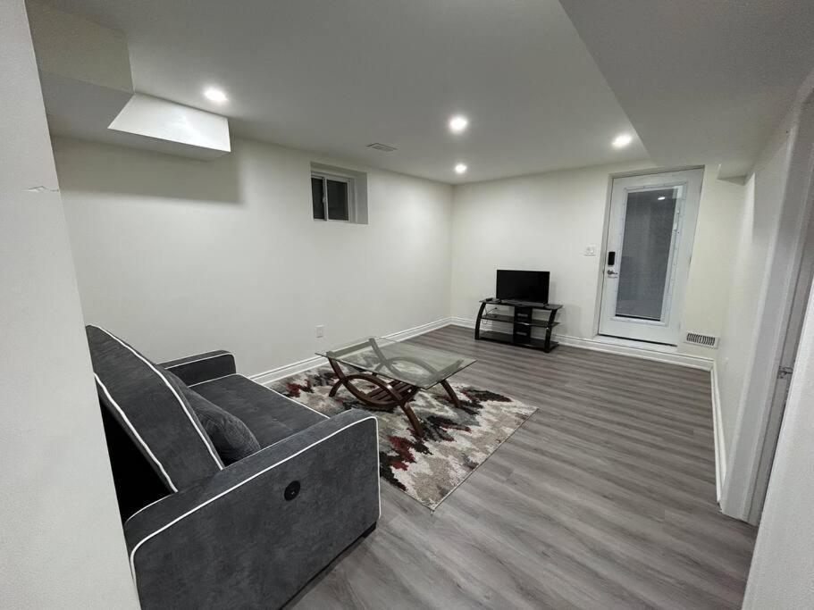 2 Bedroom Private Apartment With Private Entrance Брамптън Екстериор снимка