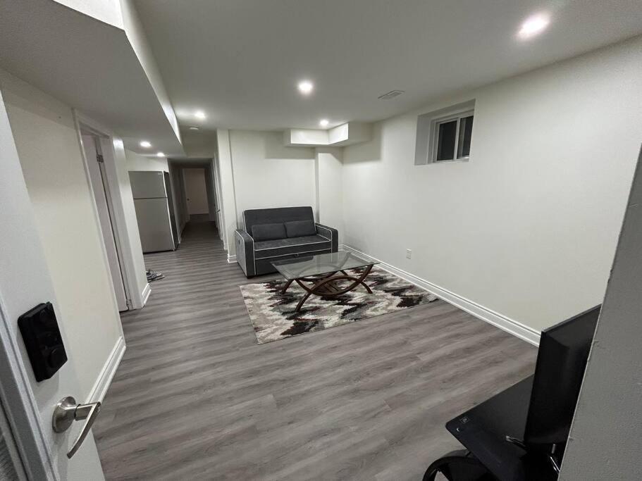 2 Bedroom Private Apartment With Private Entrance Брамптън Екстериор снимка