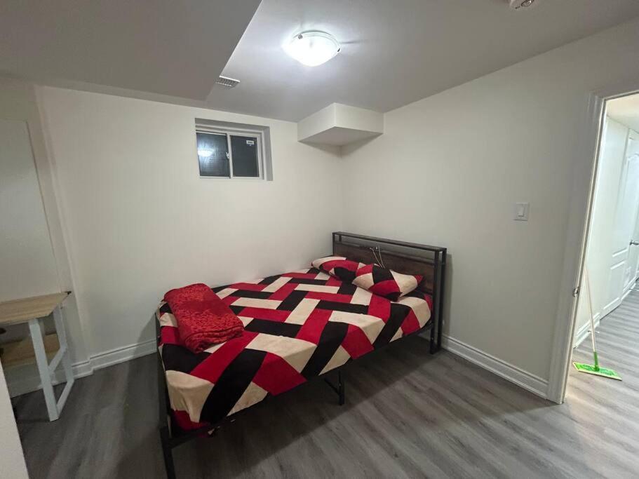 2 Bedroom Private Apartment With Private Entrance Брамптън Екстериор снимка
