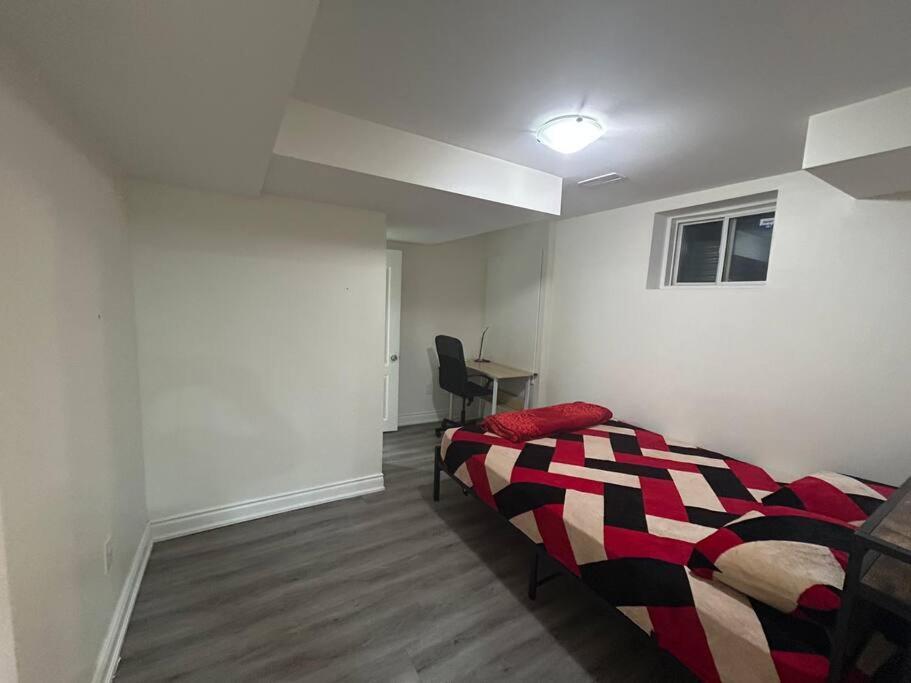 2 Bedroom Private Apartment With Private Entrance Брамптън Екстериор снимка