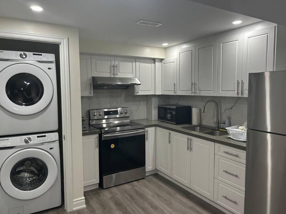 2 Bedroom Private Apartment With Private Entrance Брамптън Екстериор снимка
