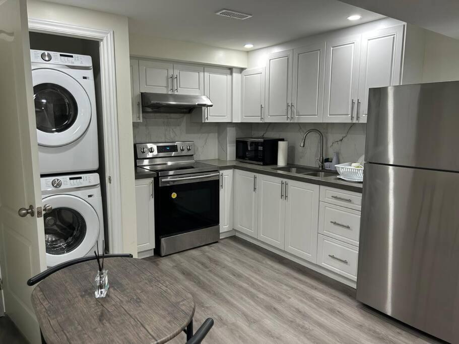 2 Bedroom Private Apartment With Private Entrance Брамптън Екстериор снимка